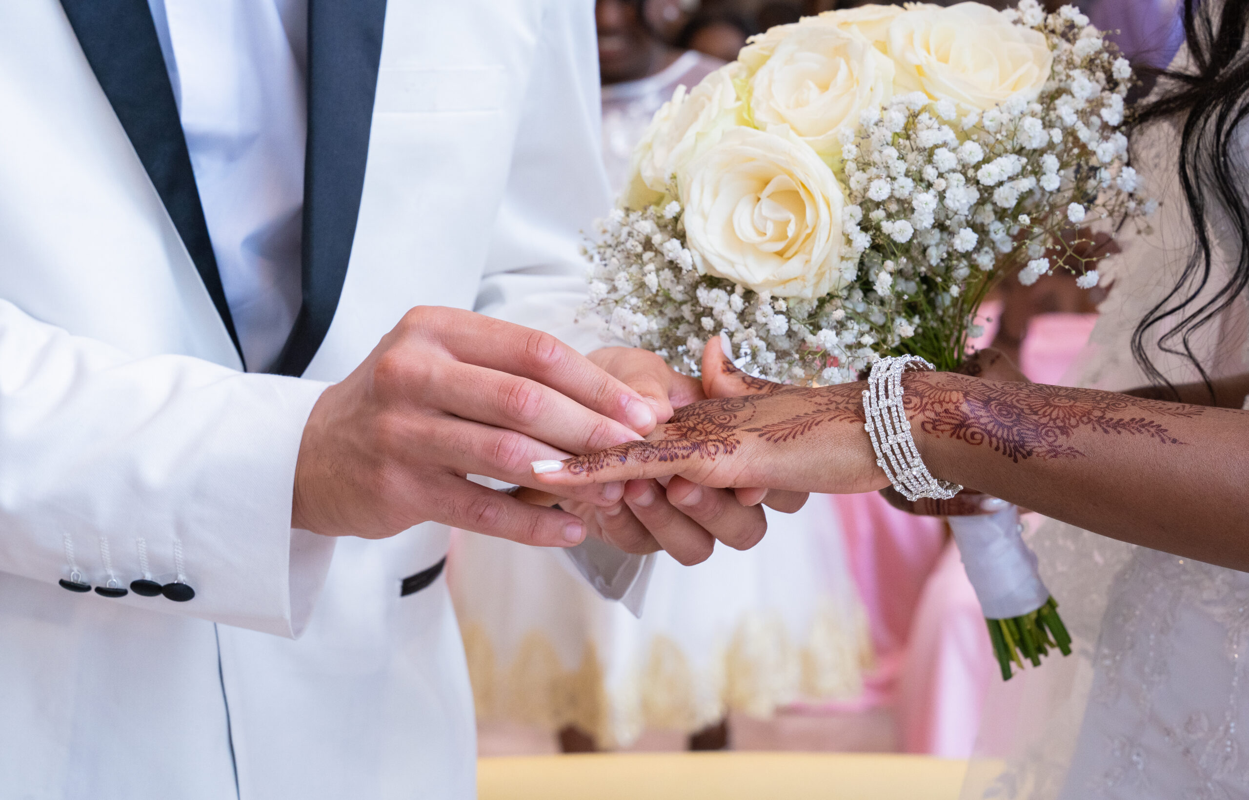 On recommande Tim à 100% ! Il est hyper flexible et il nous a accompagné tout le long de la journée de ma préparation en tant que mariée jusqu’à la soirée. Grâce à ses conseils nous avons eu de magnifiques clichés professionnels, il est à l’écoute et connaît parfaitement son travail. On a également pu avoir des photos pendant le cortège, tout était parfait !