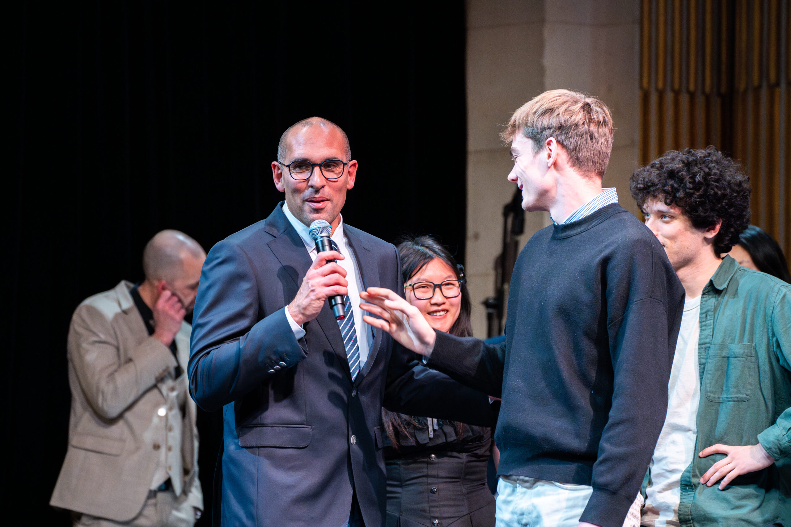 Pourquoi faire appel à un photographe événementiel et ses services ? Un professionnel en action lors d’un séminaire corporate.