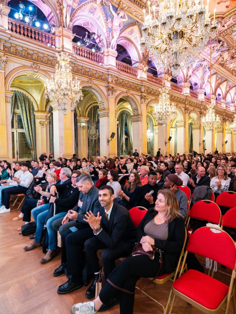 Photographe événementiel capturant un moment de networking lors d’un salon professionnel pour valoriser l’image de marque.